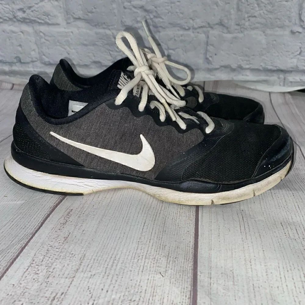 Nike training athletic shoes w/tie laces & memory foam insole sz 8.5 women